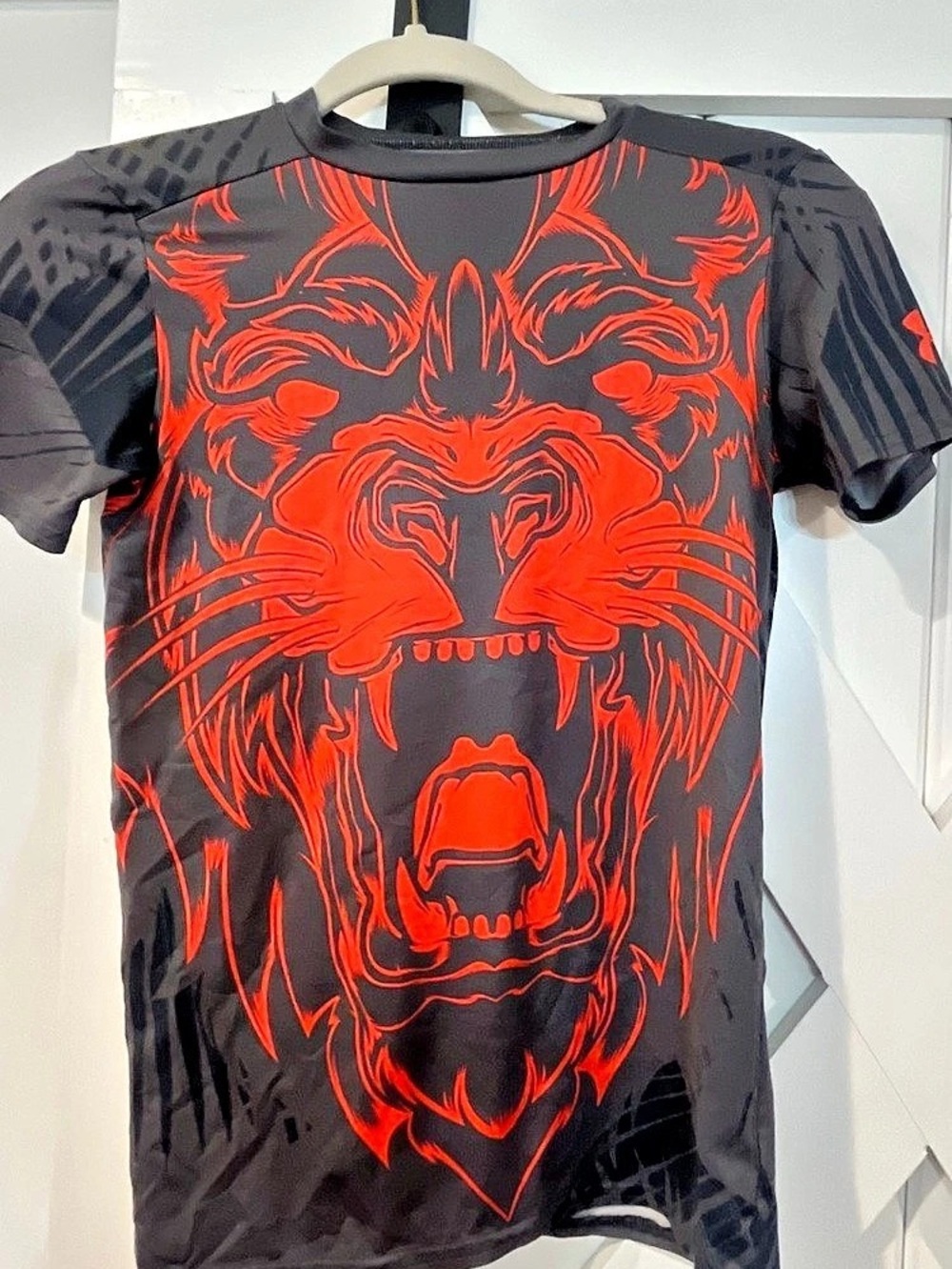 Under Armour HeatGear Graphic Short Sleeve Tee Black & Red Medium
